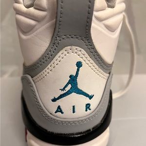 Size 5 boys - Jordan Flight 9.5 White Tropical Teal